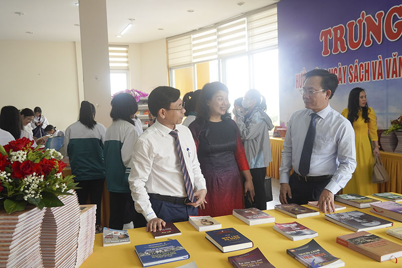 Đại biểu tham quan phòng trưng bày sách tại Thư viện tỉnh