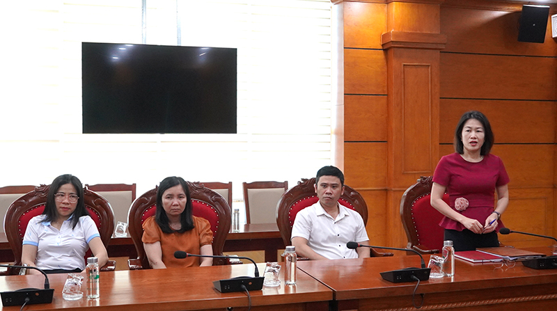 Đại diện lãnh đạo Ban Tuyên giáo Thành ủy báo cáo tình hình hoạt động bản tin. 