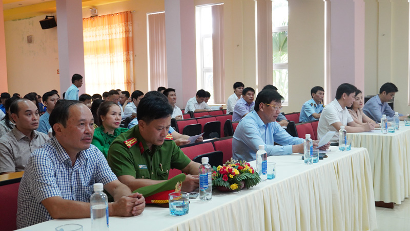 Các đại biểu tham dự lễ phát động. 