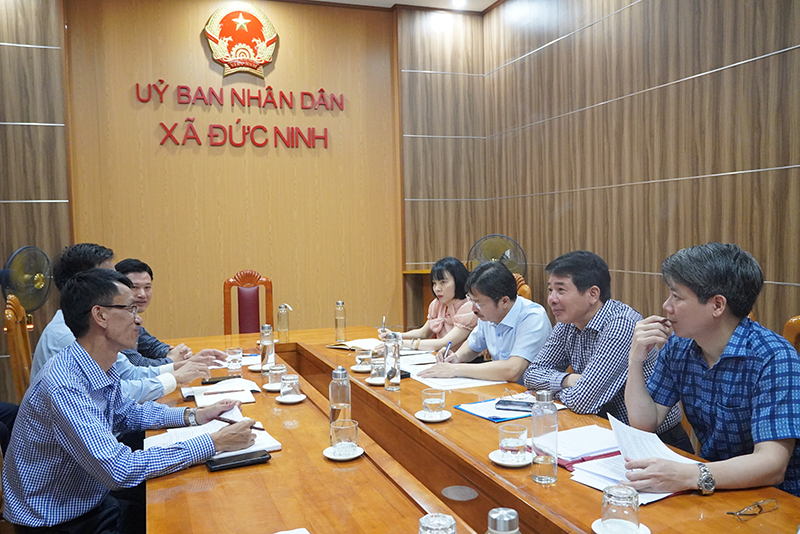 Đoàn công tác nghe báo cáo tình hình triển khai trên địa bàn xã Đức Ninh.