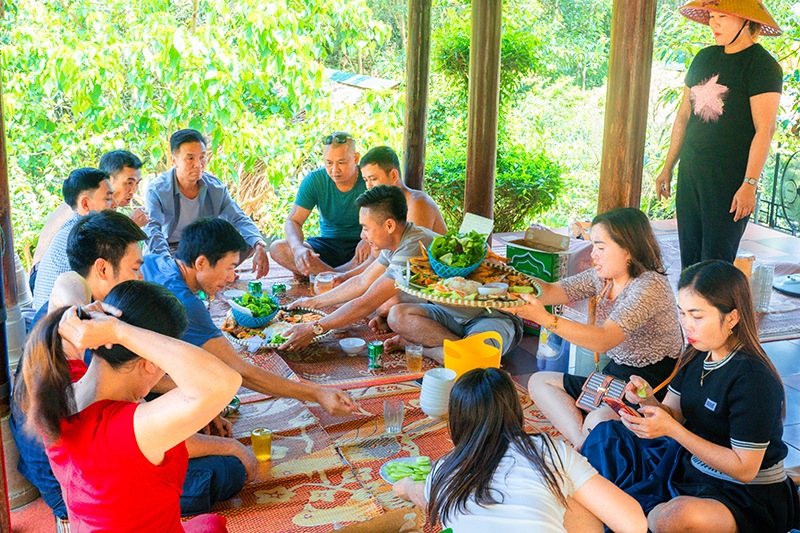 Đến với khu du lịch Suối Đá (xã Phúc Trạch, huyện Bố Trạch), du khách sẽ được thưởng thức nhiều ẩm thực ngon, trải nghiệm độc đáo.