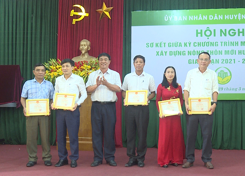 Đại diện lãnh đạo huyện Bố Trạch khen thưởng các tập thể có thành tích xuất sắc trongxây dựng nông thôn mới.