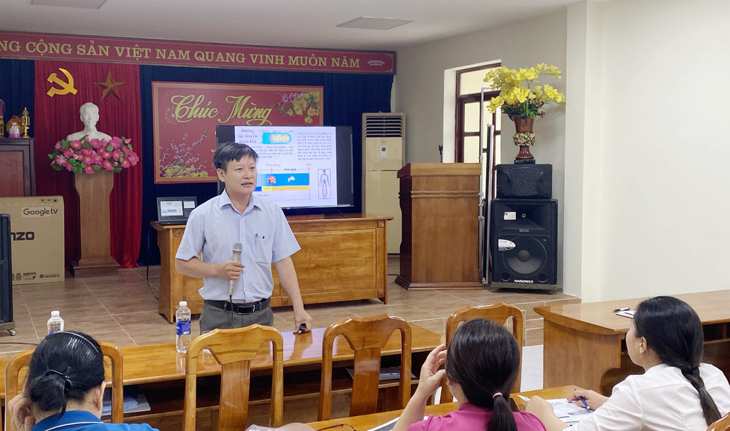 Giảng viên đến từ Trung tâm Kiểm soát bệnh tật trao đổi nhiều nội dung quan trọng trong hoạt động phòng chống bệnh dại trên người.