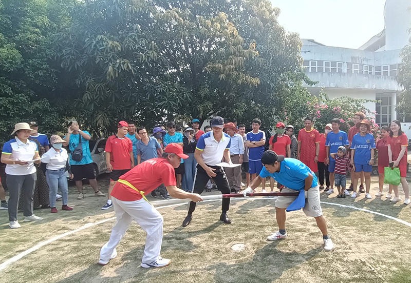 Hội viên Hội Người mù tỉnh đang thi đấu môn đẩy gậy.