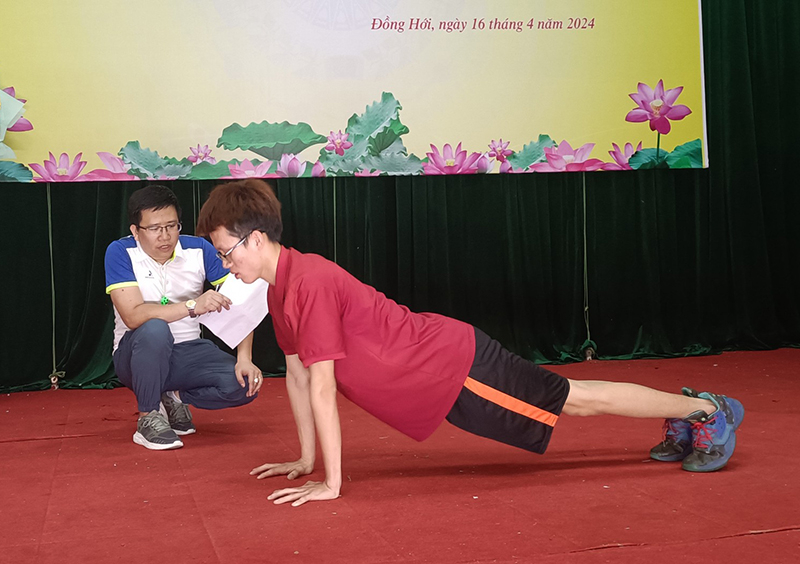 Hội viên Hội Người mù tỉnh đang thi đấu môn chống đẩy.