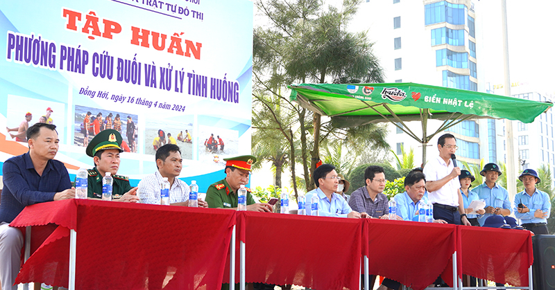 Ban Tổ chức tập huấn công bố bước vào phần thực hành diễn tập cứu nạn, cứu hộ.