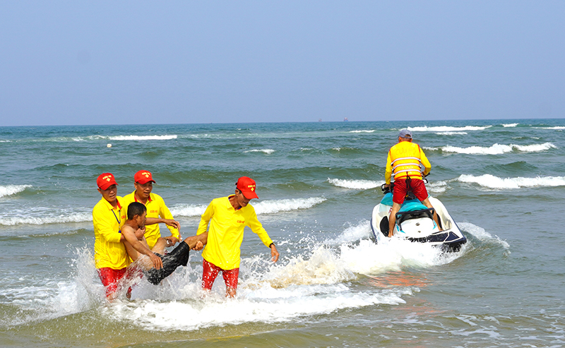 Thực hành cứu nạn trên biển.