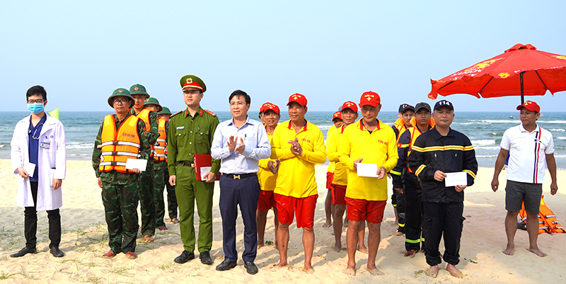 Đại diện lãnh đạo TP. Đồng Hới trao quà động viên lực lượng tham gia diễn tập cứu nạn, cứu hộ.