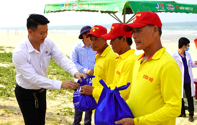 Đại diện lãnh đạo Bệnh viện TTH trao quà cho lực lượng cứu nạn, cứu hộ.