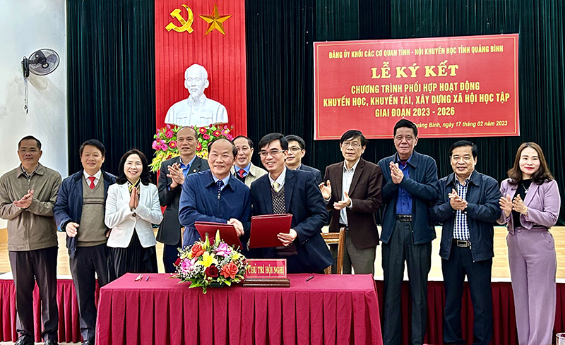 Đảng ủy Khối các cơ quan tỉnh ký kết chương trình phối hợp hoạt động khuyến học, khuyến tài, xây dựng xã hội học tập với Hội Khuyến học tỉnh.