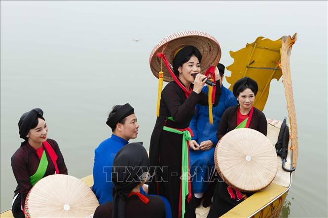 Biểu diễn hát Quan họ trên thuyền. Ảnh: Đoàn Công Vũ/TTXVN phát    