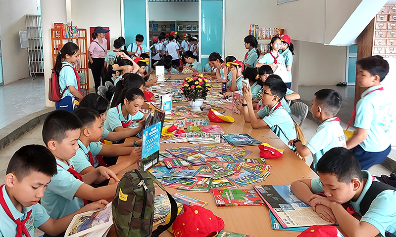 Việc giáo dục, hình thành thói quen đọc sách cho học sinh rất được ngành Giáo dục-Đào tạo quan tâm (Trong ảnh: Học sinh đọc sách tại Thư viện tỉnh). Ảnh: M.Huệ