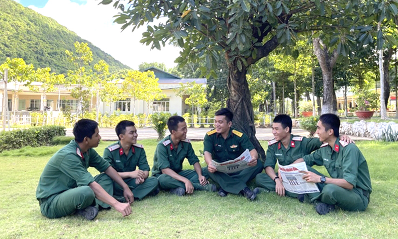 Cán bộ, chiến sĩ Trung đoàn 20, Sư đoàn 330, Quân khu 9 đọc báo, trò chuyện sau giờ huấn luyện. Ảnh: ĐỨC PHÚC