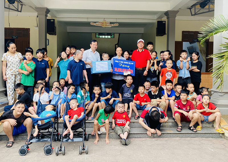Trao quà cho Tu viện Mến Thánh giá Hướng Phương, xã Quảng Phương.