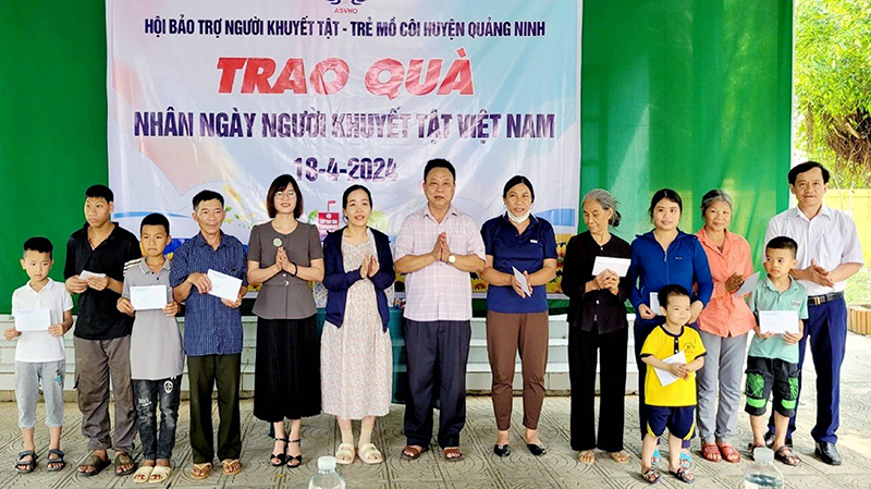 Tặng quà cho người khuyết tật và trẻ mồ côi có hoàn cảnh khó khăn.