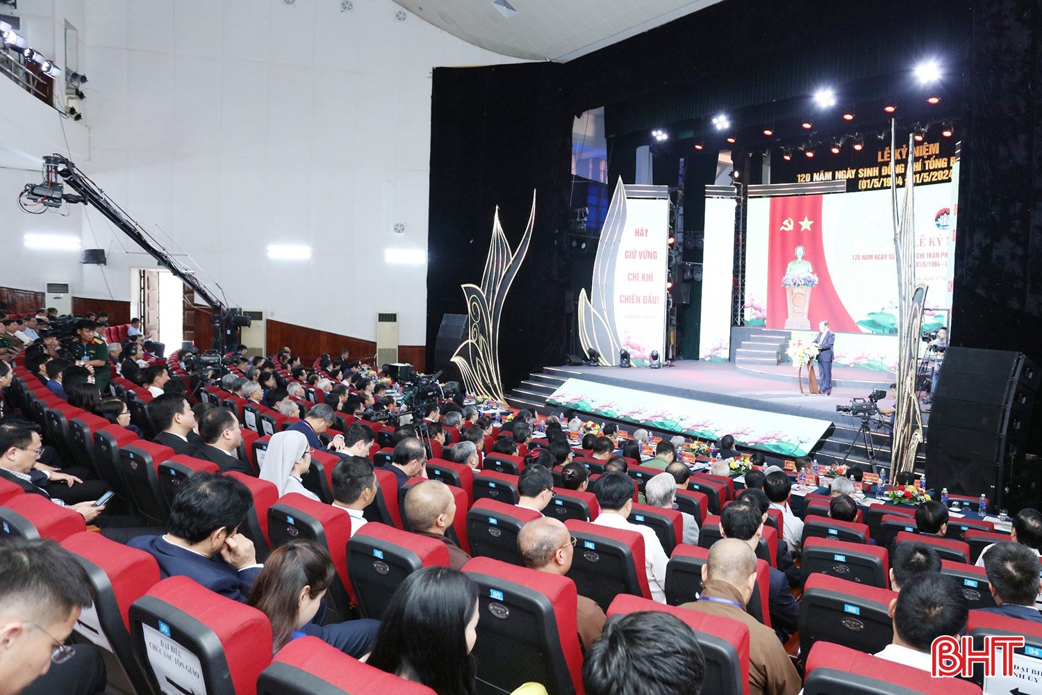 Đảng bộ, chính quyền và Nhân dân tỉnh Hà Tĩnh nguyện chung sức đồng lòng, quyết tâm xây dựng tỉnh nhà phát triển nhanh và bền vững theo hướng công nghiệp hiện đại.