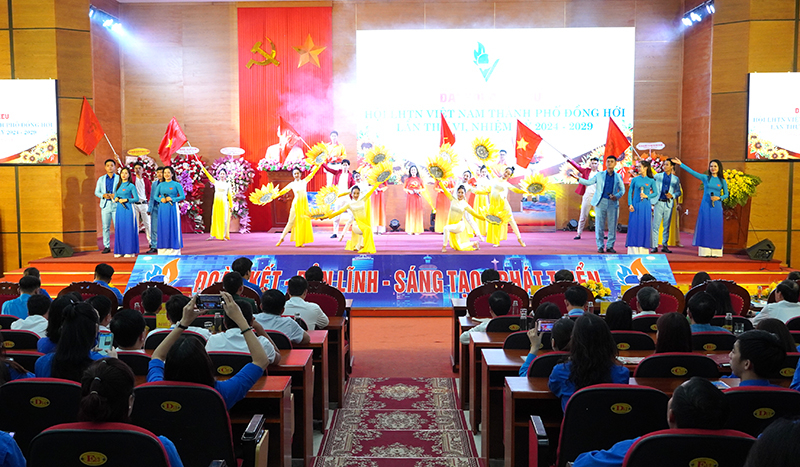 Văn nghệ chào mừng đại hội.