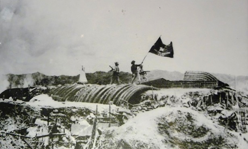 Chiều 7-5-1954, lá cờ  