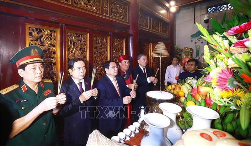  Thủ tướng Phạm Minh Chính cùng lãnh đạo Đảng, Nhà nước dâng hương Giỗ Tổ Hùng Vương. Ảnh: Dương Giang/TTXVN