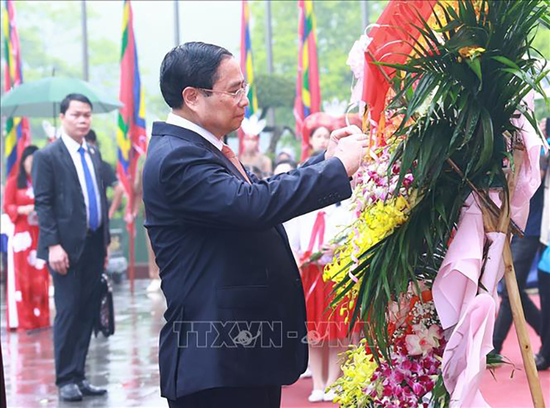  Thủ tướng Phạm Minh Chính cùng lãnh đạo Đảng, Nhà nước dâng hoa trước Bức phù điêu Bác Hồ nói chuyện với Đại đoàn 308 trong Khu Di tích lịch sử Quốc gia đặc biệt Đền Hùng Ảnh: Dương Giang/TTXVN