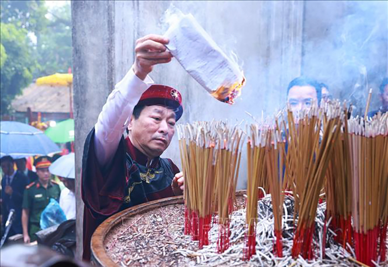 Chủ tịch UBND tỉnh Phú Thọ Bùi Văn Quang dâng sớ kính cáo các Vua Hùng. Ảnh: Dương Giang/TTXVN