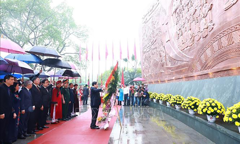 Thủ tướng Phạm Minh Chính cùng lãnh đạo Đảng, Nhà nước dâng hoa trước Bức phù điêu Bác Hồ nói chuyện với Đại đoàn 308 trong Khu Di tích lịch sử Quốc gia đặc biệt Đền Hùng Ảnh: Dương Giang/TTXVN