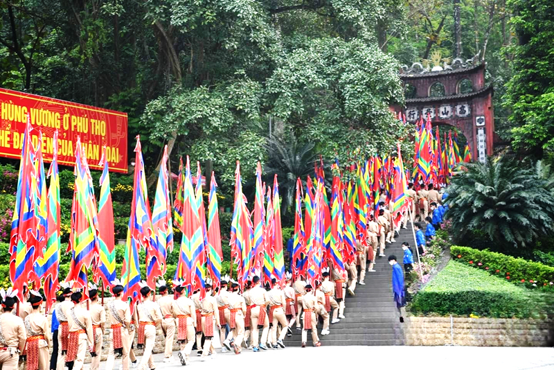 Đền Hùng là biểu tượng thiêng liêng, nơi cội nguồn đất Việt, mỗi người dân Việt Nam dù ở nơi đâu vẫn luôn đều hướng về.