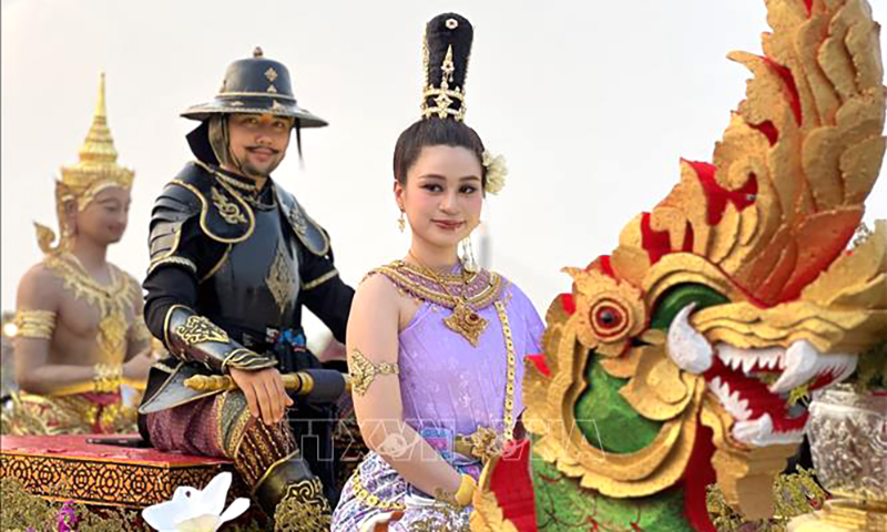 Các nghệ sĩ hóa thân thành nữ thần và hộ vệ trên xe diễu hành tại  