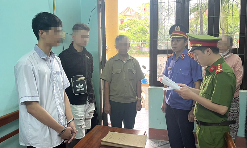 Cơ quan Cảnh sát điều tra Công an TX. Ba Đồn tống đạt quyết định khởi tố vụ án, khởi tố bị can và lệnh tạm giam đối với Lê Quốc A. về hành vi giết người.