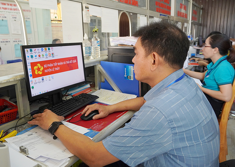 Các TTHC thuộc thẩm quyền giải quyết được cán bộ bộ phận “Một cửa” huyện Lệ Thủy tiếp nhận, xử lý thông qua phần mềm một cửa điện tử.