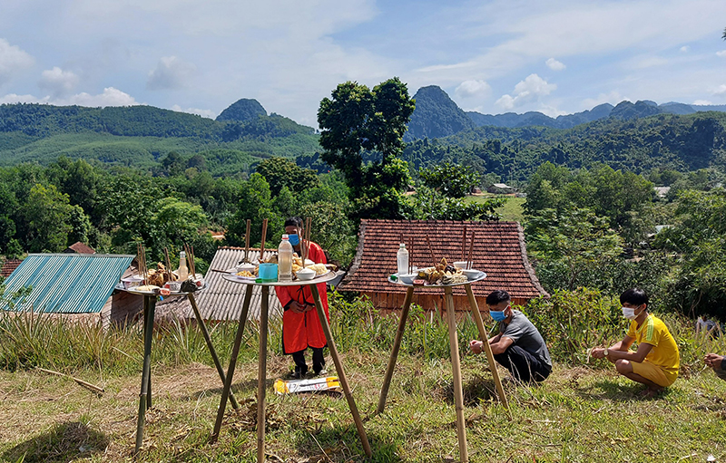 Người dân Mã Liềng ở xã Lâm Hóa đang cúng thần rừng.
