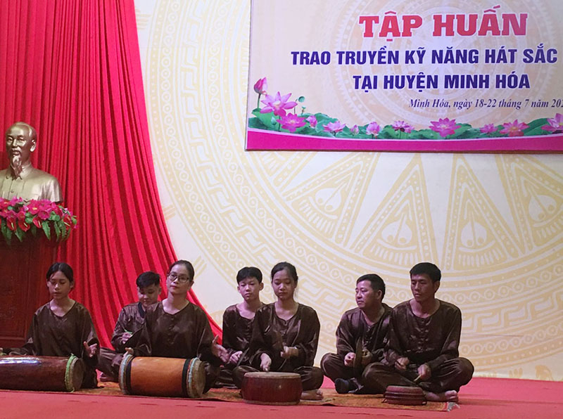 Tập huấn, trao truyền kỹ năng hát sắc bùa cho thế hệ trẻ.