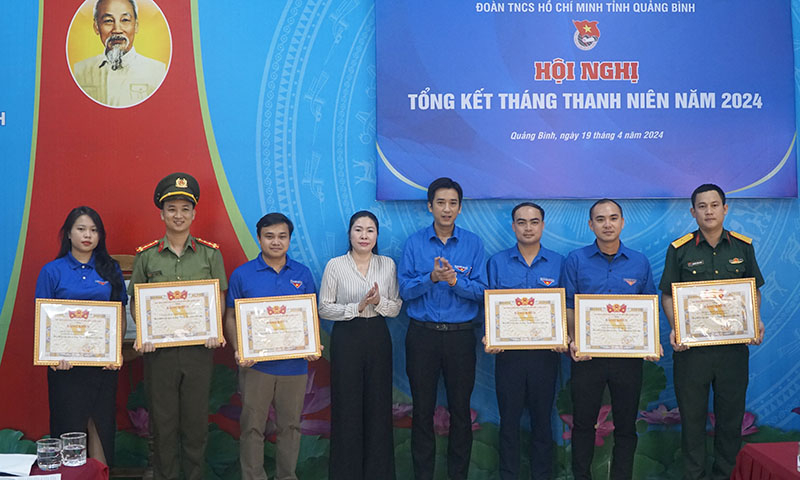 Tặng bằng khen cho các tập thể.