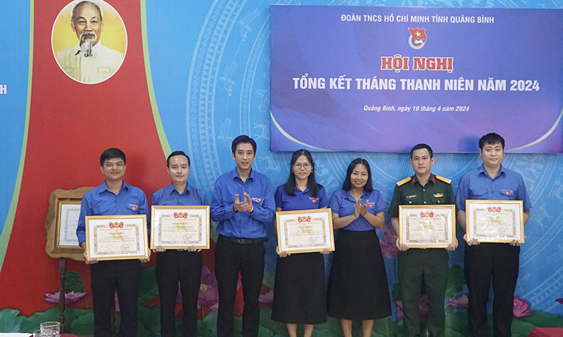 Tặng bằng khen cho các cá nhân.