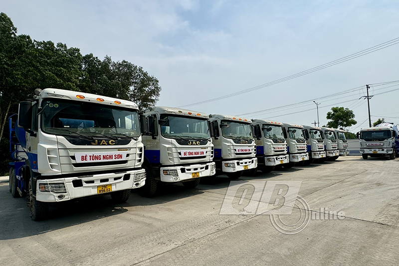 Nhà máy có hơn 20 xe bồn vận chuyển bê tông.