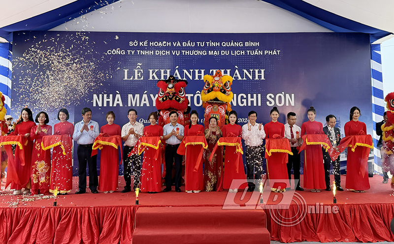 Các đại biểu cắt băng khánh thành Nhà máy bê tông Nghi Sơn Quảng Bình.
