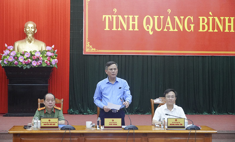 Đồng chí Chủ tịch UBND tỉnh Trần Thắng phát biểu tại phiên họp.