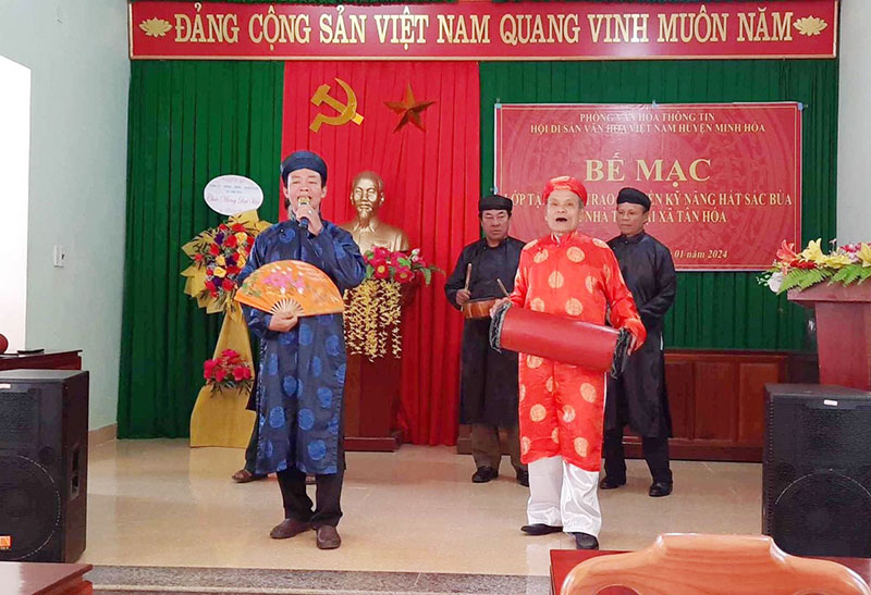 Những bài hát sắc bùa thường được biểu diễn trong những ngày vui.