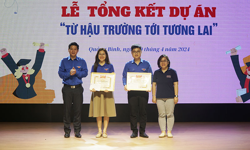 Tặng giấy khen cho các tập thể có thành tích xuất sắc.
