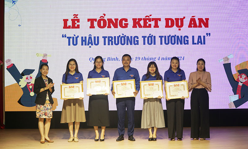 Tặng giấy khen cho các cá nhân có thành tích xuất sắc.
