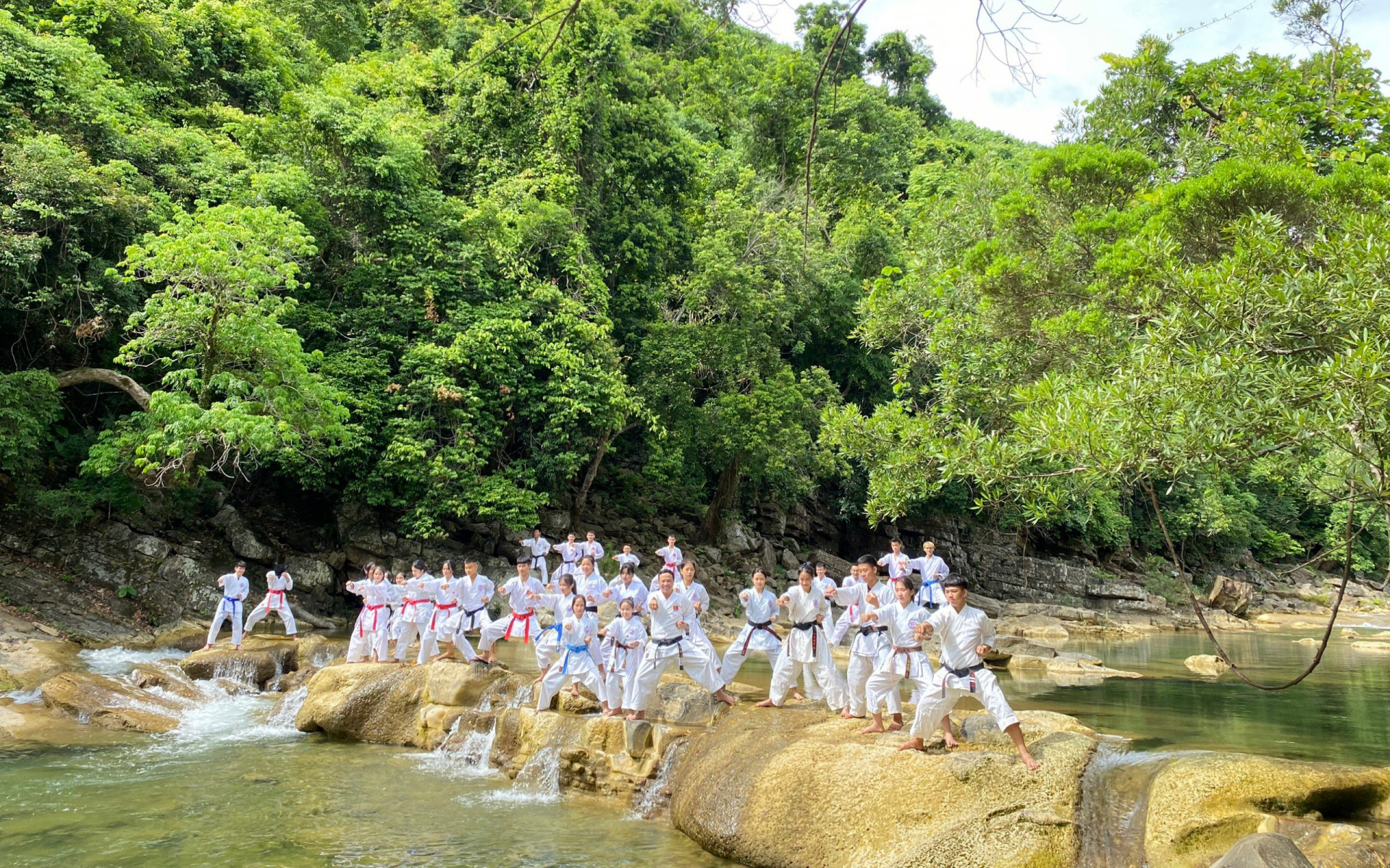 ảnh 2: Lớp võ Karate do võ sư Phạm Xuân Thành huấn luyện.