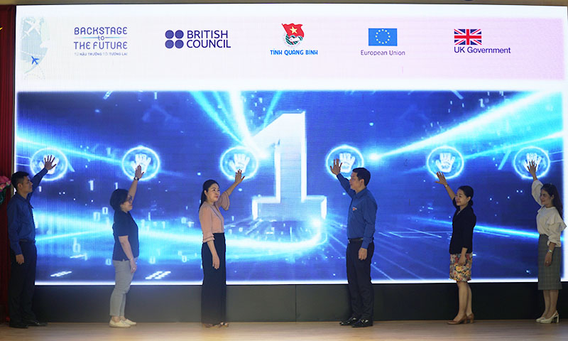 Đại diện lãnh đạo Tỉnh đoàn cùng các đơn vị liên quan bấm nút cam kết chung tay thúc đẩy di cư an toàn và phòng nạn mua bán người.