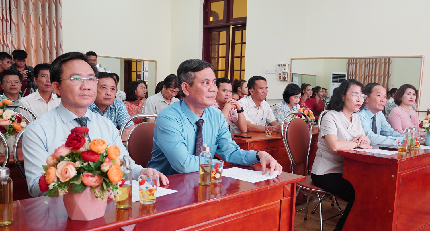 Lãnh đạo Sở Văn hóa và Thể thao tặng hoa chúc mừng.