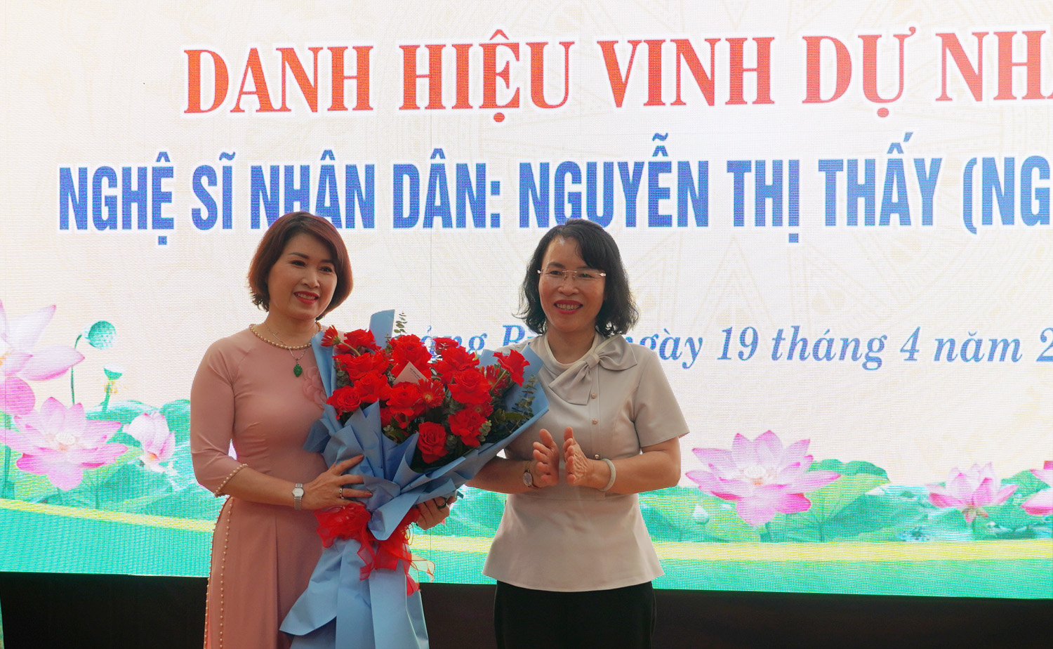 Lãnh đạo Sở Văn hóa và Thể thao tặng hoa chúc mừng.