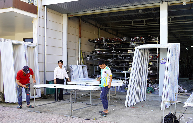 Kinh tế chuyển dịch đúng hướng, thu nhập bình quân và đời sống vật chất tinh thần của người dân thành phố đã cải thiện.