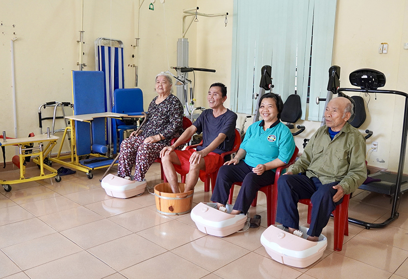 Tham gia mô hình nuôi dưỡng đối tượng tự nguyện, người cao tuổi được quan tâm, chăm sóc toàn diện, đặc biệt là về sức khỏe.