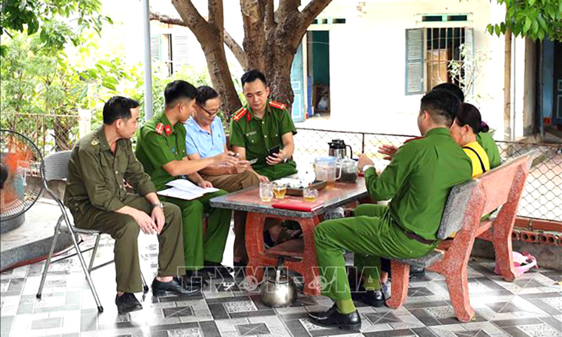 Cán bộ, chiến sĩ Công an xã An Sinh, thị xã Đông Triều, Quảng Ninh giúp đỡ người dân cài đặt định danh điện tử, sử dụng căn cước công dân gắn chíp. Ảnh minh họa: Phạm Kiên/TTXVN