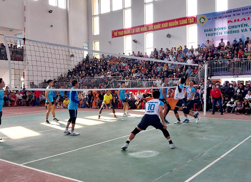 Thi đấu bóng chuyền, nội dung được nhiều người chờ đón và tham gia cỗ vũ nhiệt tình.