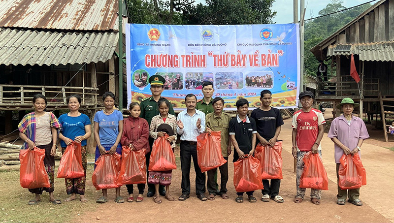 Đồn Biên phòng Cà Roòng phối hợp cùng Chi cục Hải quan Cửa khẩu Cà Roòng tặng quà cho đồng bào bản 61, xã Thượng Trạch