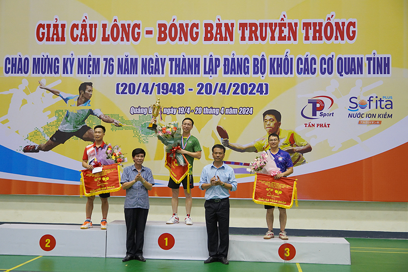 Ban Tổ chức trao giải nhất, nhì, ba toàn đoàn.